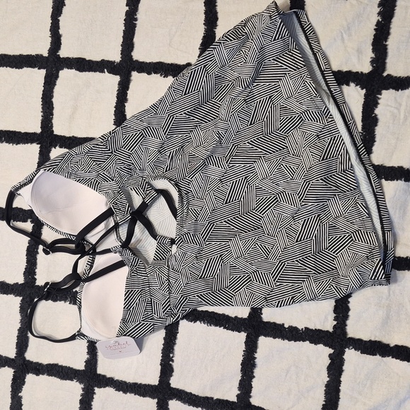 NWT S Black / White Ingrid and Isabel Maternity Tankini Top Criss Cross Patern - Picture 6 of 9